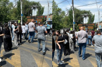 Քաղաքացիները փակել են Սայաթ-Նովա-Ալեք Մանուկյան խաչմերուկը․ Լուսանկարներ
