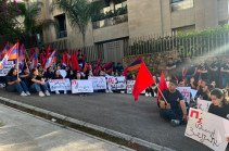 "Нет – пораженческой политике": сидячая акция прошла перед посольством Армении в Ливане (Фото)