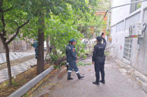 Երևանում քամու հետևանքով վնասվել են տանիքների, պատշգամբների թիթեղյա ծածկեր, կոտրվել են ծառեր