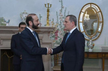 Мирзоян сообщил, что целью встречи с Байрамовым является согласование мирного договора с Азербайджаном