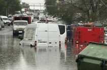 Գյուրջյան փողոցում ավտոբուսն ու ավտոմեքենաներն արգելափակվել էին անձրևաջրի մեջ