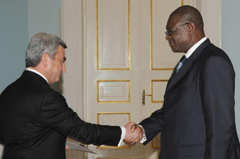 Ambassador of Benin hands credentials to President of Armenia