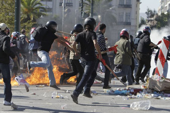 Во время беспорядков в Афинах погиб человек 