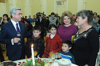 President hosts reception for 31 vulnerable large families 