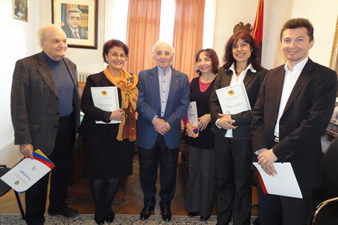 Азнавур вручил награды представителям армянской общины Швейцарии