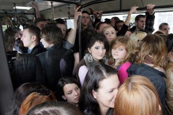 В Польше 245 школьников установили рекорд – запихнулись в автобус
