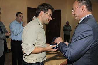Chess players awarded with medals by S. Ohanyan