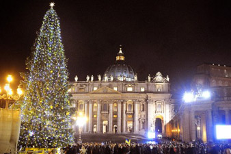 Папа Римский Бенедикт XVI зажег огни главной елки Ватикана