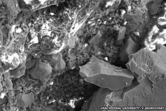 Russian Chelyabinsk meteorite pieces go under microscope