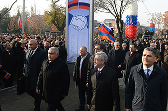 В Ереване установлен памятник армяно-российской дружбе