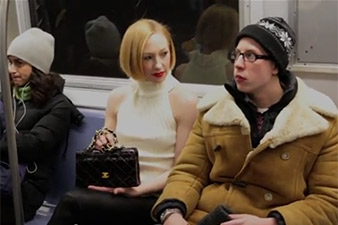 Կինը մետրոյում ապշեցրել է բոլորին՝ ուտելով սեփական պայուսակը (Տեսանյութ)