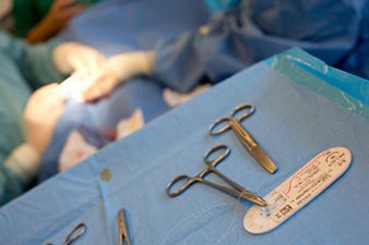 В Британии судят сделавших женщине обрезание врачей
