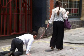 Տղամարդուն վզկապով փողոցով տանող կինը մեկնաբանել է իր քայլը (Լուսանկարներ)