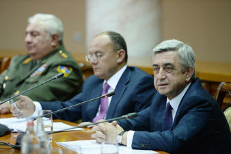 Президент Серж Саргсян провел совещание в министерстве обороны Армении