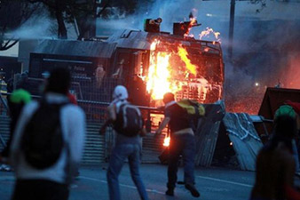Venezuela unrest: Fresh violence erupts in Caracas