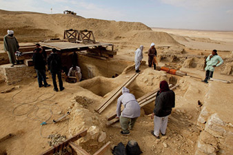 Археологи обнаружили в Египте мумии писаря и рыбы