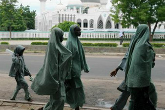 Нигерийские боевики до сих пор удерживают 77 школьниц