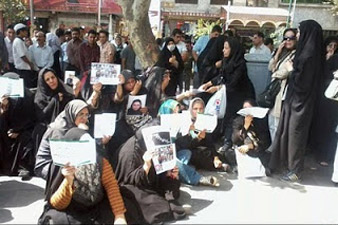 В Тегеране протестуют семьи политзаключенных