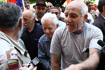 Ազատամարտիկները բողոքի ակցիա են անցկացնում ՀՀԿ գրասենյակի առջև