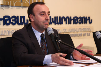 Թովմասյանը` Քոչարյանին. Անհասկանալի է պախկված տեղից ինչ-որ բաներ ասելը