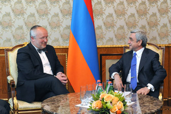 Президент Армении принял министра национальной обороны Литвы 