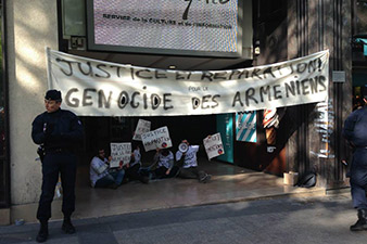 Ֆրանսիայի հայ համայնքը բողոքի ցույց է կազմակերպել Թուրքիայի դեսպանատան մոտ