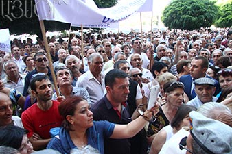 Armenian prime minister meets with Nairit workers 