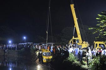 В Китае  микроавтобус с детьми упал в пруд : 11 человек погибли