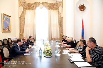 Armenian prime minister meets parents of dead servicemen 