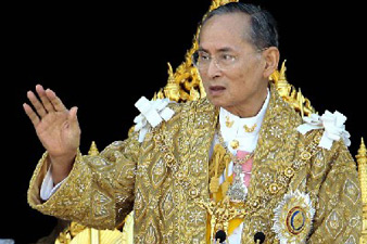 Король Таиланда одобрил принятие временной конституции страны