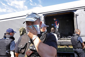 Train carrying remains of MH17 victims arrives in Kharkiv
