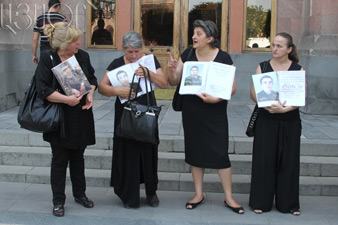 Զիվորների մայրերը հիմա էլ ուզում են տեսնել Նախագահ Սարգսյանին