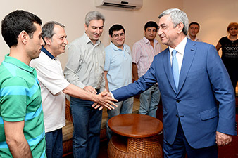Президент Армении встретился со сборной республики по шахматам