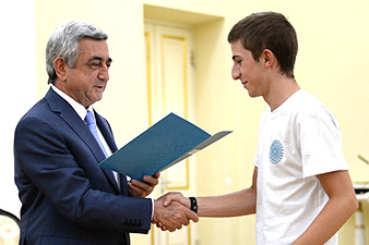 Serzh Sargsyan presents certificates to Luys Foundation scholarship holders