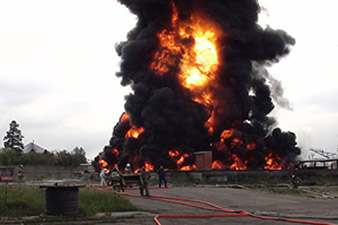 На окраине Тбилиси взорвался резервуар с нефтью