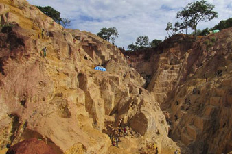 CAR mine collapse: Dozens killed at rebel-held gold mine