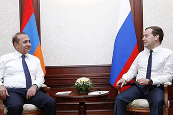 Премьер-министр Армении провел телефонную беседу с Дмитрием Медведевым