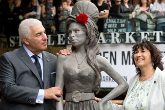 В Лондоне открыли памятник Эми Уайнхаус