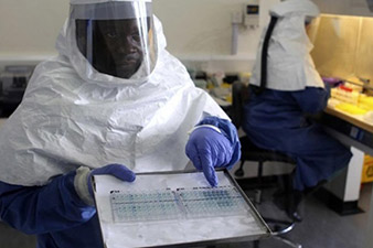 По данным ВОЗ, от Эболы умерли уже 2,5 тысяч человек