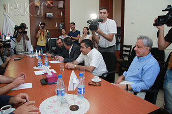 В парламенте Армении стартовала очередная встреча четырех политических сил