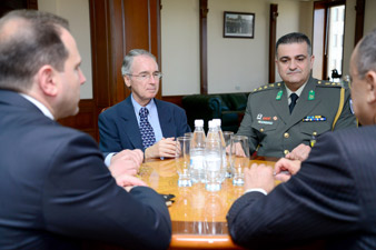 Сейран Оганян обсудил с послом Греции двустороннее сотрудничество