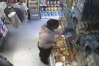 Мужчина ограбил магазин с помощью банана
