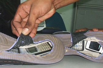 Կալանավորի մոտ եկած կնոջ կոշիկների միջից 2 բջջային հեռախոս է առգրավվել