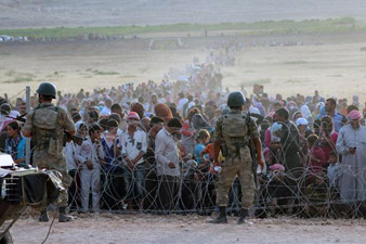 Syrian Kurds fleeing IS group cross into Turkey