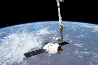 US Dragon spacecraft arrives at ISS resupplies station