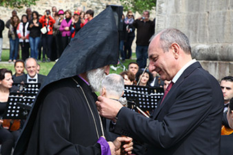 Archbishop Pargev Martirosyan awarded Hero of Artsakh title 