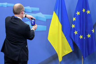 EU postpones free trade zone with Ukraine until January 2016