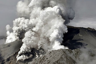 Более 10 альпинистов погибли рядом с вулканом в Японии