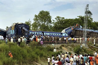 Число погибших при столкновении поездов в Индии возросло до 12