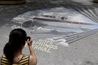 Search for missing Malaysian airliner to resume in Indian Ocean